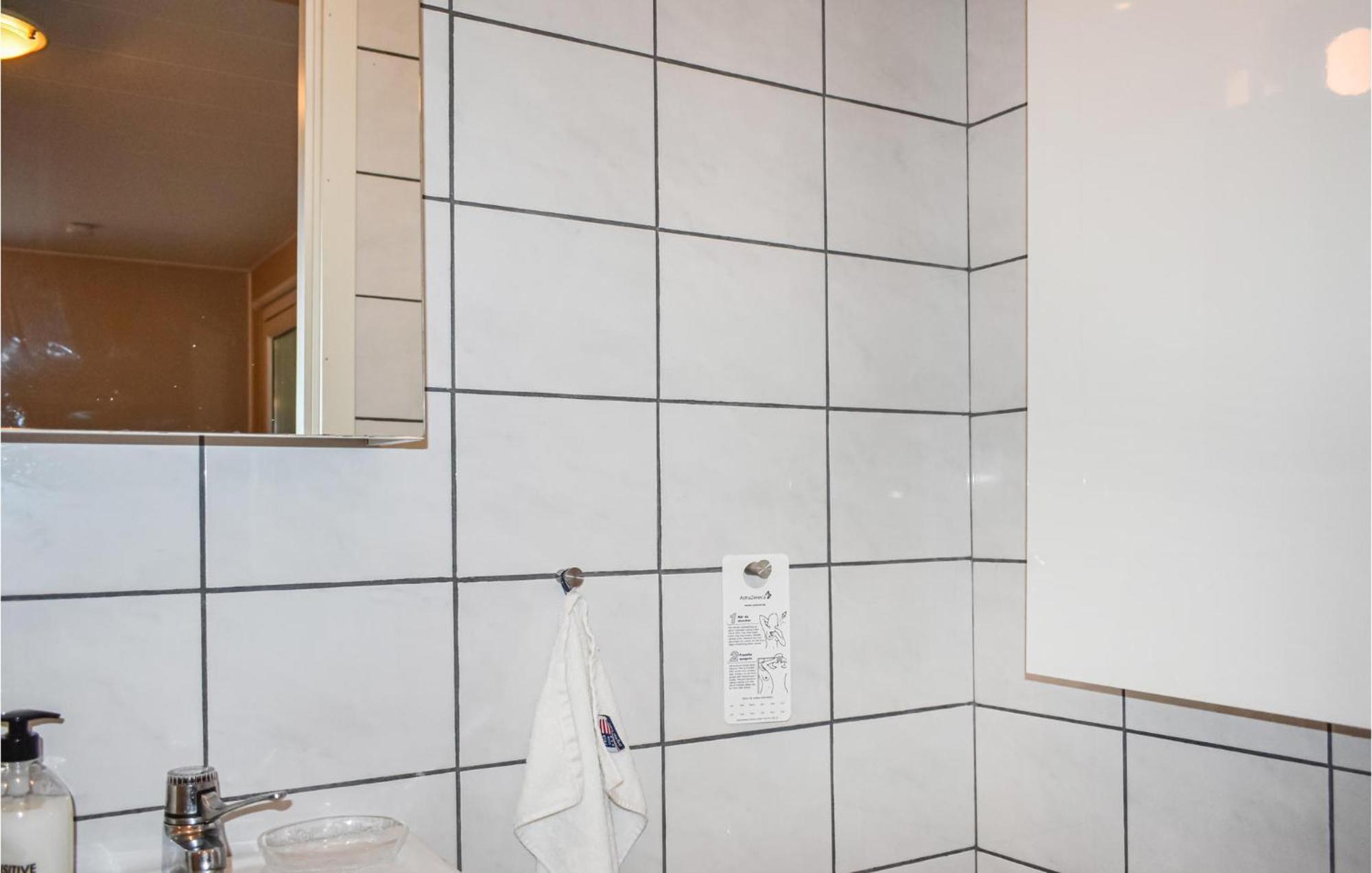 1 Bedroom Amazing Home In Hoellviken Bagian luar foto