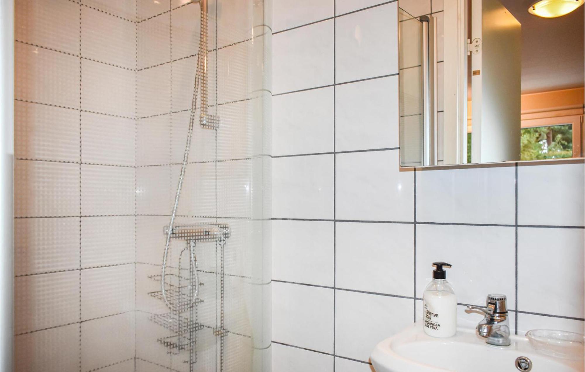 1 Bedroom Amazing Home In Hoellviken Bagian luar foto